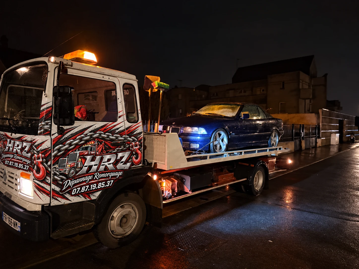Dépanneuse HRZ de nuit avec une BMW sur son plateau